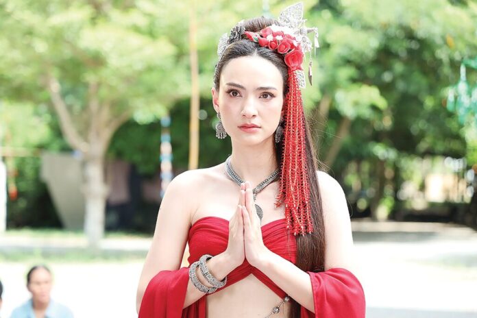 เบื้องหลังมายา