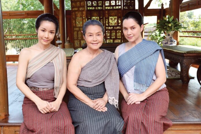 เบื้องหลังมายา