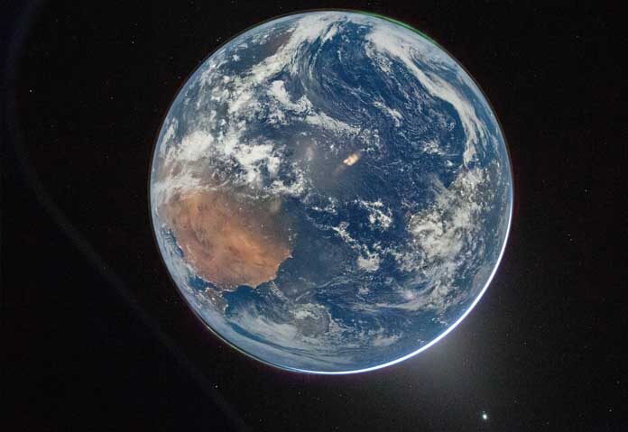 ภาพนี้จาก NASA แสดงภาพโลกที่ถ่ายโดย รีด ไวส์แมน นักบินอวกาศของ NASA และผู้บัญชาการภารกิจอาร์เทมิส 2 จากหน้าต่างของยานอวกาศโอไรออน หลังจากเสร็จสิ้นภารกิจการจุดระเบิดเพื่อเข้าสู่ดวงจันทร์เมื่อวันที่ 2 เมษายน 2569