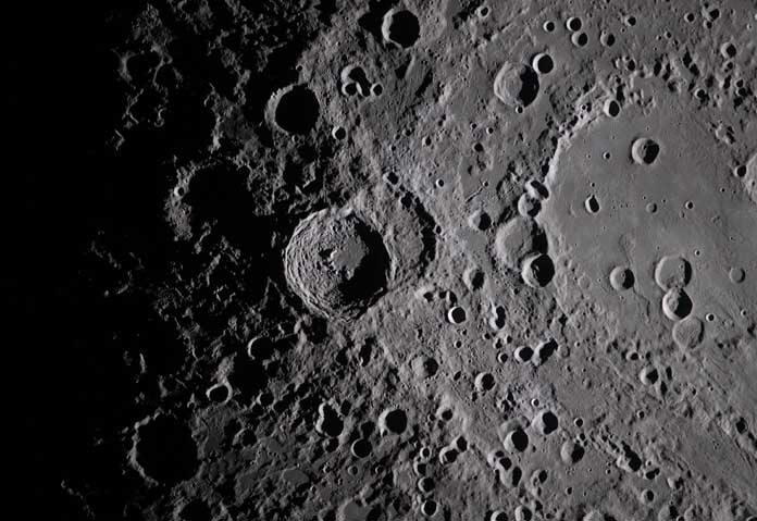 ในภาพนี้ ซึ่งจัดทำโดย NASA ลูกเรือของยานอาร์เทมิส II ได้บันทึกภาพหลุมอุกกาบาตวาฟิโลฟบนดวงจันทร์ ระหว่างการบินผ่านดวงจันทร์ในวันจันทร์ที่ 6 เมษายน 2569