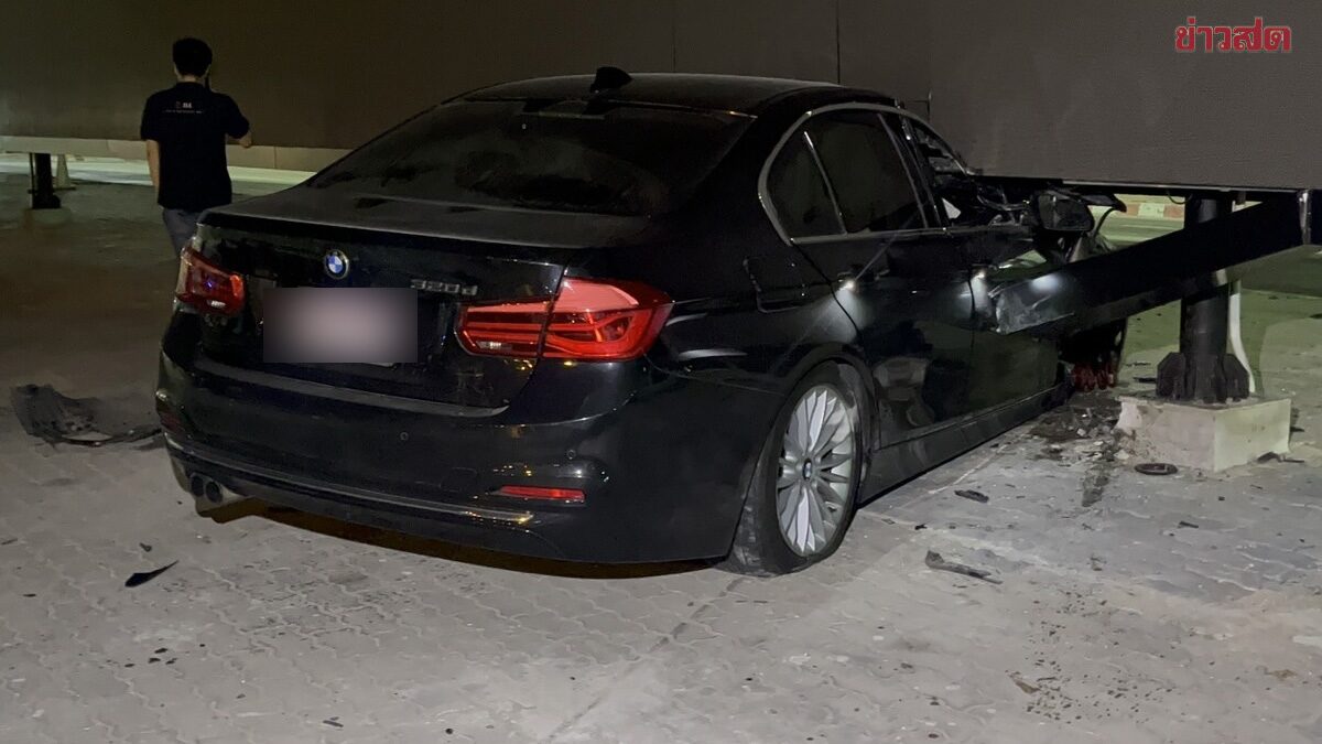 หนุ่มขับ BMW เหินขึ้นเกาะกลางถนน พุ่งชนป้ายโฆษณา พังยับเยิน