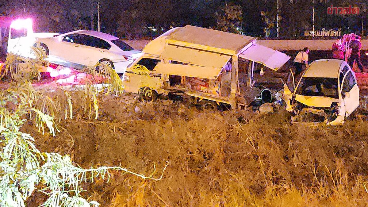 เก๋งชนจยย.ติดใต้ท้องรถ ก่อนพุ่งอัด ร้านโรตีสายไหม เสียชีวิต1 เจ็บ6