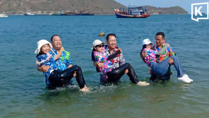 Crowds flock to Si Chang ‘carry women into sea’ rite