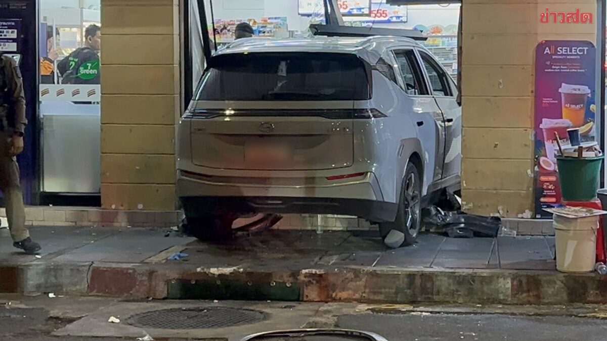 เปิดคลิป หญิงวัย57 ขับรถไฟฟ้า พุ่งชนทะลุร้านสะดวกซื้อ เจ็บ8ราย