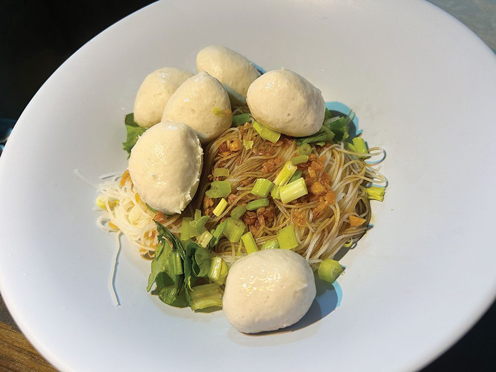 หลาก&หลายอิ่มอร่อย - ก๋วยเตี๋ยวลูกชิ้นหมูนินจา ระดับตำนานย่านทรงวาด