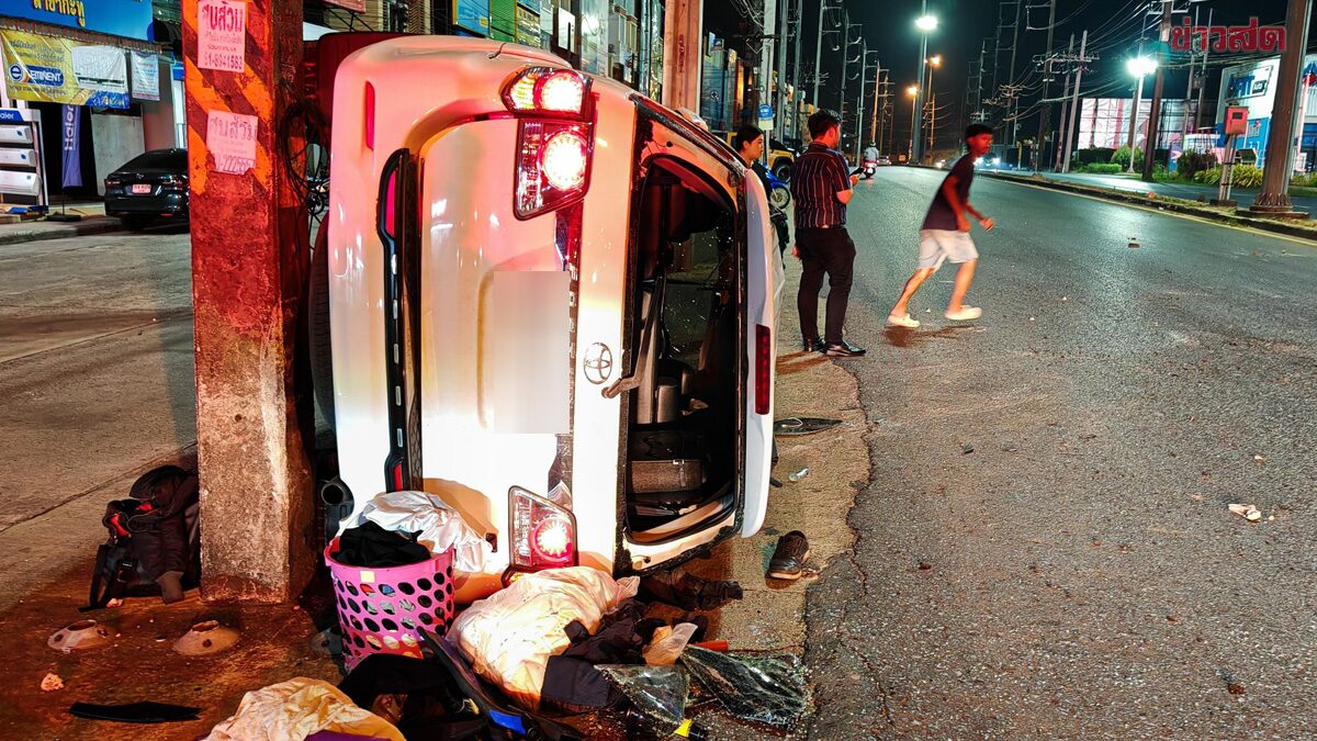 ฟอร์จูนเนอร์ หลับใน รถเสียหลักหลุดโค้งพุ่งข้ามเกาะกลางถนน พังยับ