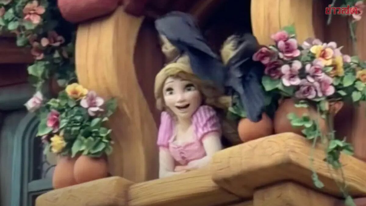 เกิดอะไรขึ้น! อีกาสองตัวบุก “จิกผม” หุ่นราพันเซลกลางโตเกียวดิสนีย์ซี นทท.ช็อก