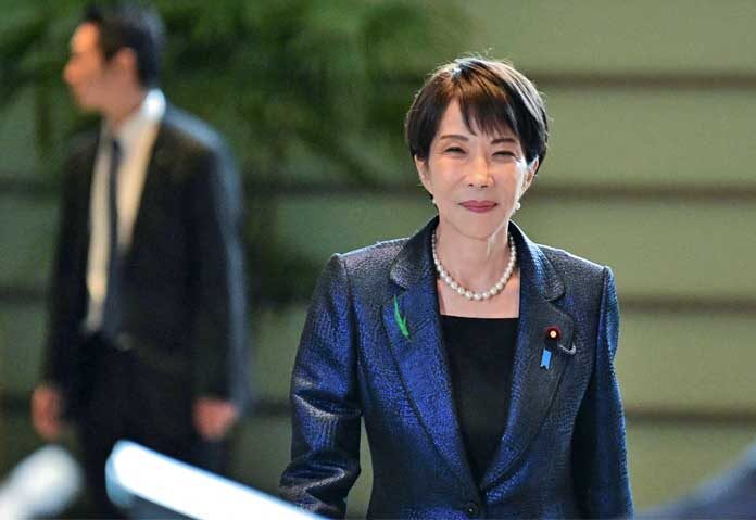 นายกรัฐมนตรีซานาเอะ ทาคาอิจิ แห่งญี่ปุ่น เดินทางมาถึงการแถลงข่าวที่ทำเนียบรัฐบาลในกรุงโตเกียว ประเทศญี่ปุ่น เมื่อวันที่ 15 เมษายน 2569
