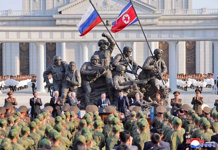 ภาพนี้เผยแพร่โดยสำนักข่าวกลางเกาหลีเหนือ (KCNA) เมื่อวันที่ 26 เมษายน 2569 แสดงให้เห็นนายอันเดรย์ เบลูซอฟ รัฐมนตรีว่าการกระทรวงกลาโหมรัสเซีย และนายวิอาเชสลาฟ โวโลดิน ประธานสภาดูมาแห่งรัฐรัสเซีย ปรบมือขณะที่นายคิม จองอุน ผู้นำเกาหลีเหนือกล่าวสุนทรพจน์ในพิธีเปิดพิพิธภัณฑ์อนุสรณ์วีรกรรมทางการทหารในต่างแดน เพื่อเป็นเกียรติแก่ทหารเกาหลีเหนือที่เสียชีวิตขณะต่อสู้เพื่อรัสเซียในสงครามกับยูเครน ณ กรุงเปียงยาง ประเทศเกาหลีเหนือ