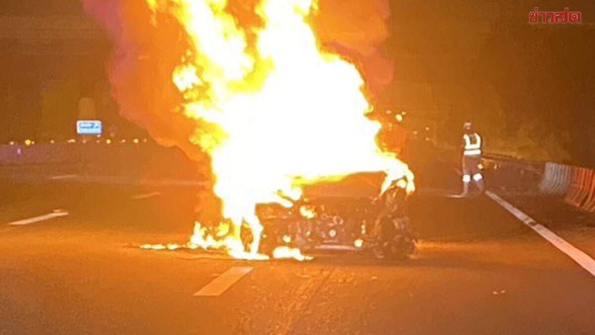 สาวหนีตายระทึก ไฟไหม้รถ เก๋งเลกซัส กลางถนนมอเตอร์เวย์ วอดทั้งคัน