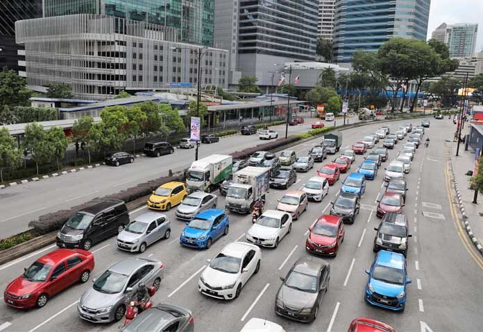 มาเลเซียจ่าย “5.7 หมื่นล้าน” - ภาพถ่ายจากแฟ้มภาพ: ภาพรวมของการจราจรในย่านธุรกิจของกรุงกัวลาลัมเปอร์ ประเทศมาเลเซีย