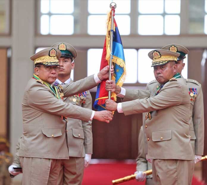 ตามคาด! - ในภาพที่จัดทำโดยทีมข่าวของกองทัพเมียนมาร์ พลเอกอาวุโส มิน อ่อง ไหลง์ (ซ้าย) ผู้นำทางทหารของเมียนมาร์ มอบธงชาติให้กับพลเอก เย วิน อู (ขวา) ผู้บัญชาการทหารสูงสุดคนใหม่ ในพิธีเมื่อวันจันทร์ที่ 30 มีนาคม 2569 ณ กรุงเนปยีดอว์ ประเทศเมียนมา
