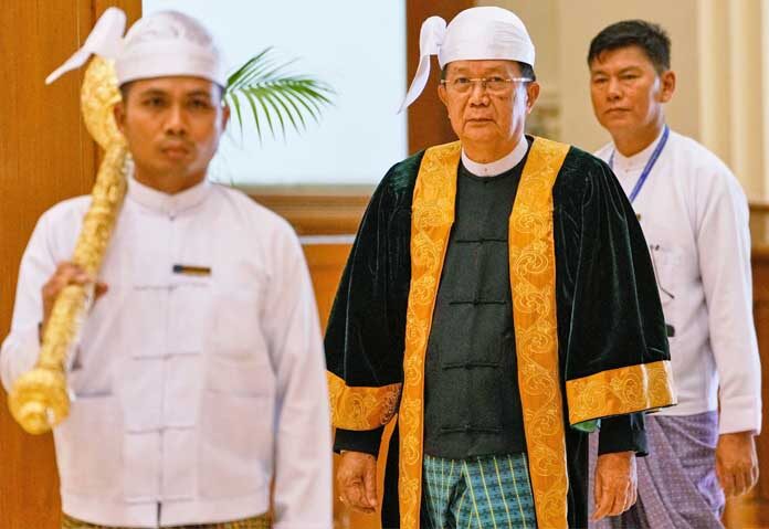 ออง ลิน ดเว ประธานรัฐสภา (ตรงกลาง) เดินทางมาถึงเพื่อเข้าร่วมการประชุมรัฐสภาแห่งสหภาพ ณ เนปยีดอว์ ประเทศเมียนมาร์ ในวันศุกร์ที่ 3 เมษายน 2569