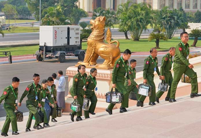 ตัวแทนจากกองทัพเมียนมาร์เดินทางมาถึงเพื่อเข้าร่วมการประชุมที่รัฐสภาแห่งสหภาพในกรุงเนปยีดอว์ ประเทศเมียนมาร์ ในวันศุกร์ที่ 3 เมษายน 2569