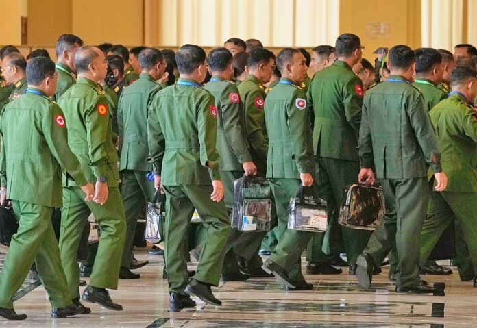 ตัวแทนจากกองทัพเมียนมาร์เดินทางมาถึงเพื่อเข้าร่วมการประชุมที่รัฐสภาแห่งสหภาพในกรุงเนปยีดอว์ ประเทศเมียนมาร์ ในวันพฤหัสบดีที่ 2 เมษายน 2569