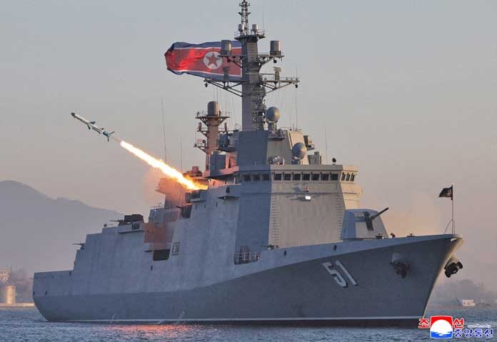 ภาพถ่ายนี้เผยแพร่โดยสำนักข่าวกลางเกาหลีเหนือ (KCNA) เมื่อวันที่ 14 เมษายน 2026 แสดงให้เห็นการยิงขีปนาวุธระหว่างการทดสอบยิงขีปนาวุธร่อนเชิงกลยุทธ์และขีปนาวุธต่อต้านเรือรบจากเรือพิฆาตชเวฮยอน ประเทศเกาหลีเหนือ เมื่อวันที่ 12 เมษายน 2026