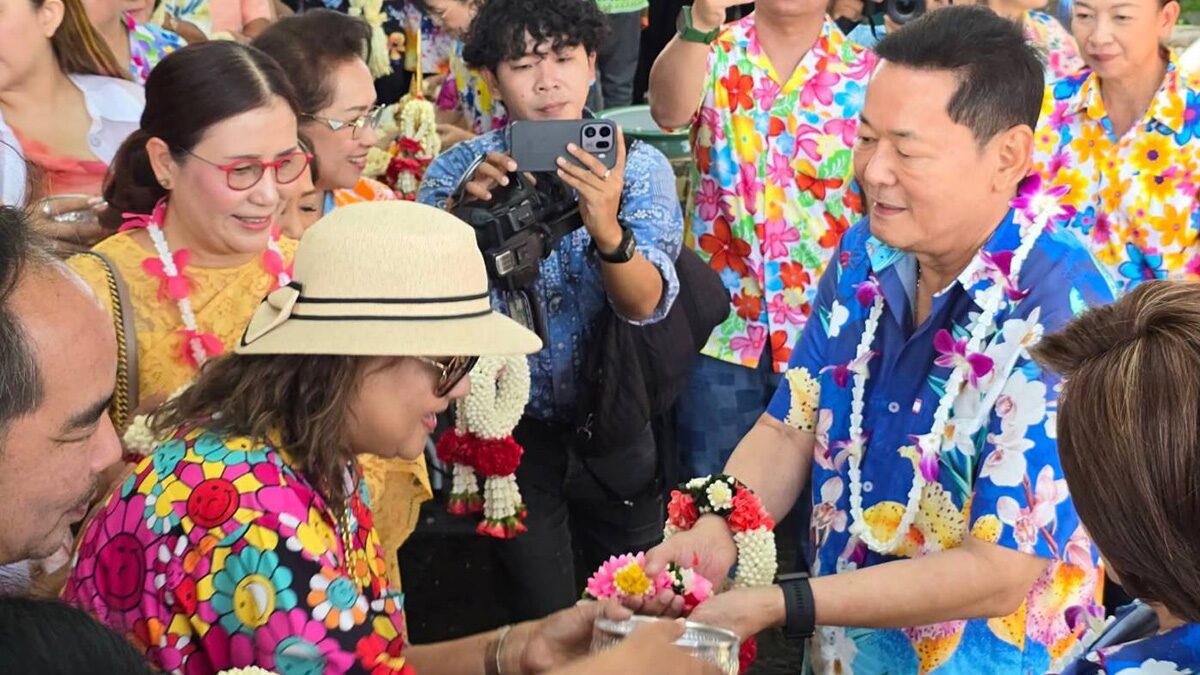 นภินทร เปิดบ้าน จัดกิจกรรมพิธีสรงน้ำพระ รดน้ำขอพรผู้ใหญ่ วันสงกรานต์