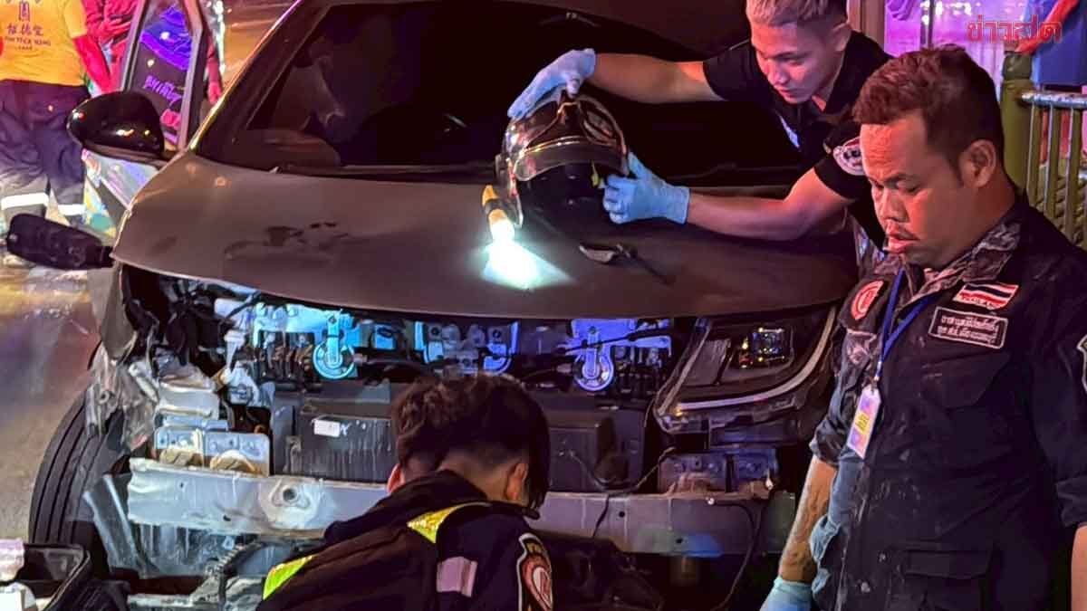 เก๋งชนกระบะ คนขับซิ่งหนีคู่กรณี เสียหลักพุ่งชนไรเดอร์กับผู้โดยสาร เจ็บสาหัส 2