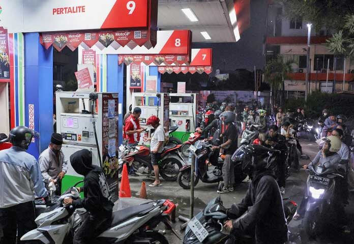 ผู้ขับขี่รถยนต์เข้าแถวรอเติมน้ำมันที่สถานีบริการน้ำมัน Pertamina ขณะที่รัฐบาลอินโดนีเซียประกาศจำกัดการขายน้ำมันเชื้อเพลิงที่ได้รับการอุดหนุน เพื่อรับมือกับผลกระทบจากความขัดแย้งระหว่างสหรัฐฯ-อิสราเอลกับอิหร่าน ที่เมืองเดโป๊ก ชานเมืองจาการ์ตา ประเทศอินโดนีเซีย เมื่อวันที่ 31 มีนาคม 2026