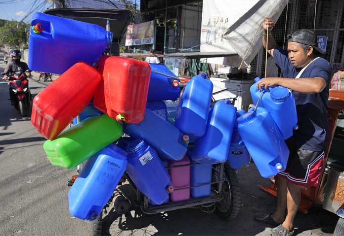 ฟิลิปปินส์ยกระดับเตือนภัย - ชายคนหนึ่งกำลังผูกถังน้ำเปล่าไว้กับรถสามล้อถีบของเขาขณะส่งของในหมู่บ้านแห่งหนึ่งในเมืองเกซอนซิตี้ ประเทศฟิลิปปินส์ เมื่อวันอังคารที่ 2 เมษายน 2567 สำนักงานอุตุนิยมวิทยาแจ้งว่า ประเทศจะยังคงมีอากาศร้อนจัดต่อไปเนื่องจากปรากฏการณ์เอลนีโญ โดยโรงเรียนบางแห่งได้เปลี่ยนไปใช้รูปแบบการเรียนการสอนออนไลน์เพื่อหลีกเลี่ยงความร้อนอบอ้าวในฤดูร้อน
