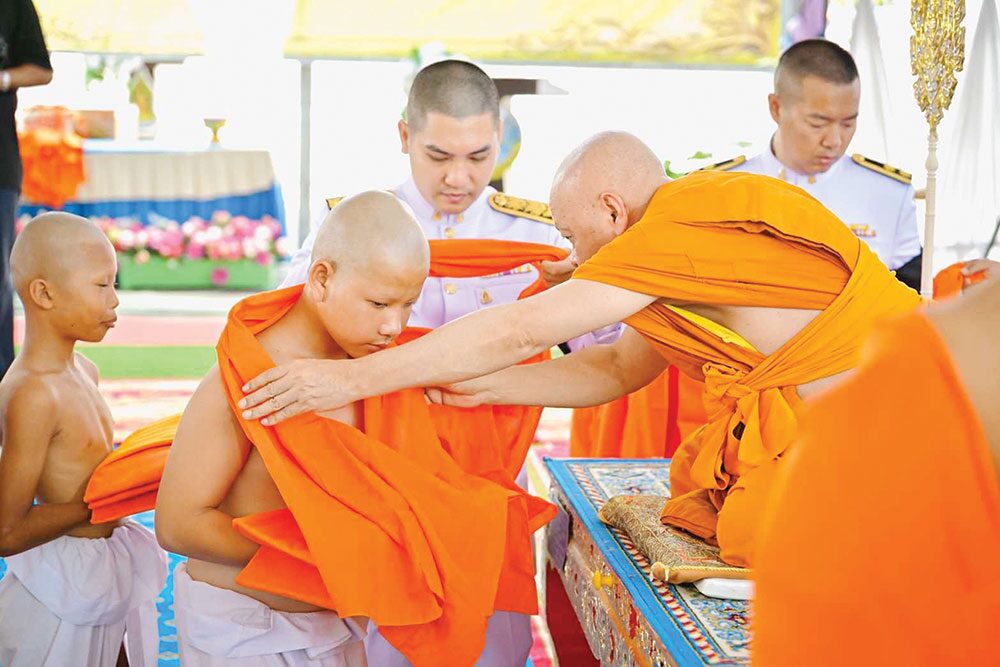 สดจากหน้าพระ - ผ้าไตรพระราชทานวัดลาดเป้ง ‘โครงการล่องนที สู่วิถีธรรม’