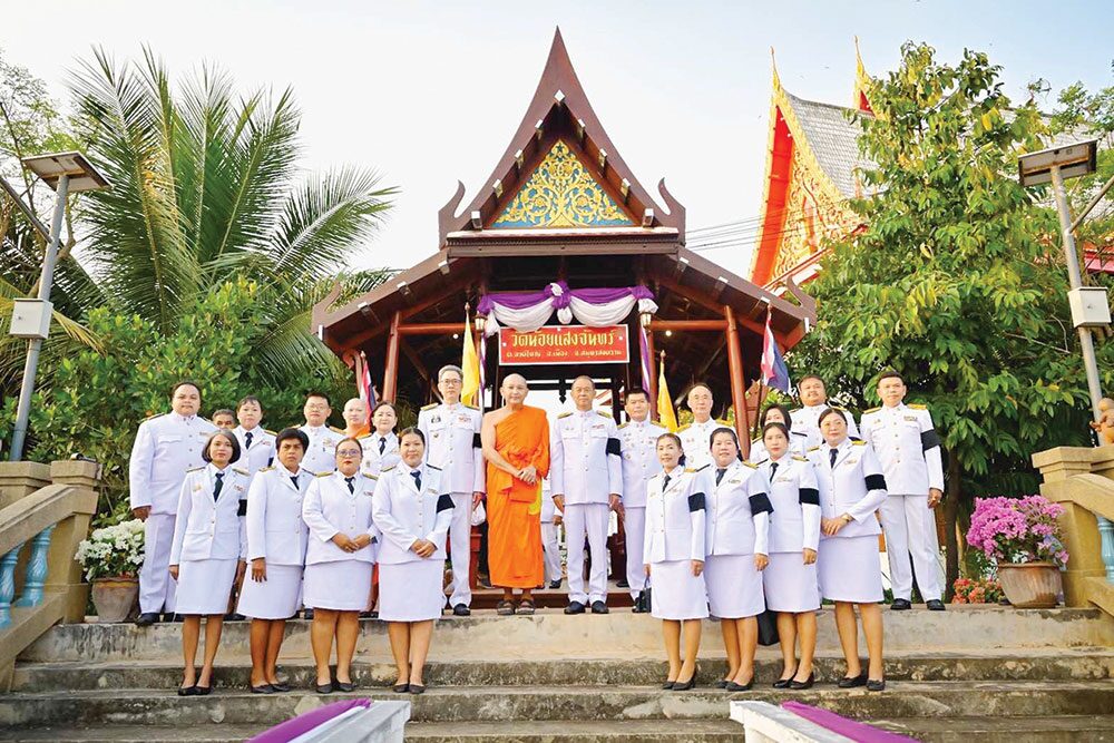 สดจากหน้าพระ - ผ้าไตรพระราชทานวัดลาดเป้ง ‘โครงการล่องนที สู่วิถีธรรม’