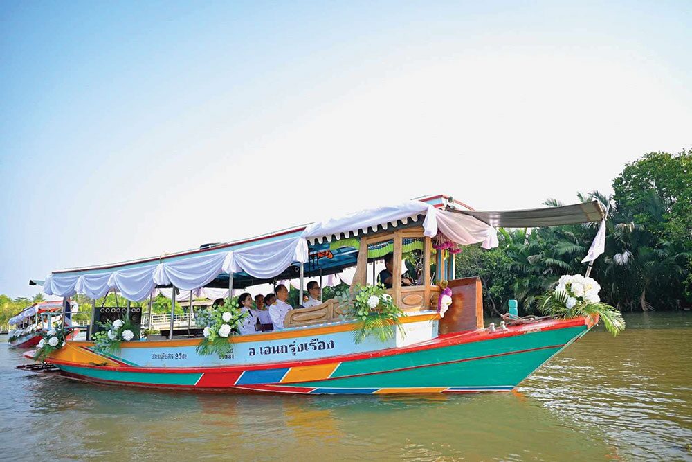สดจากหน้าพระ - ผ้าไตรพระราชทานวัดลาดเป้ง ‘โครงการล่องนที สู่วิถีธรรม’