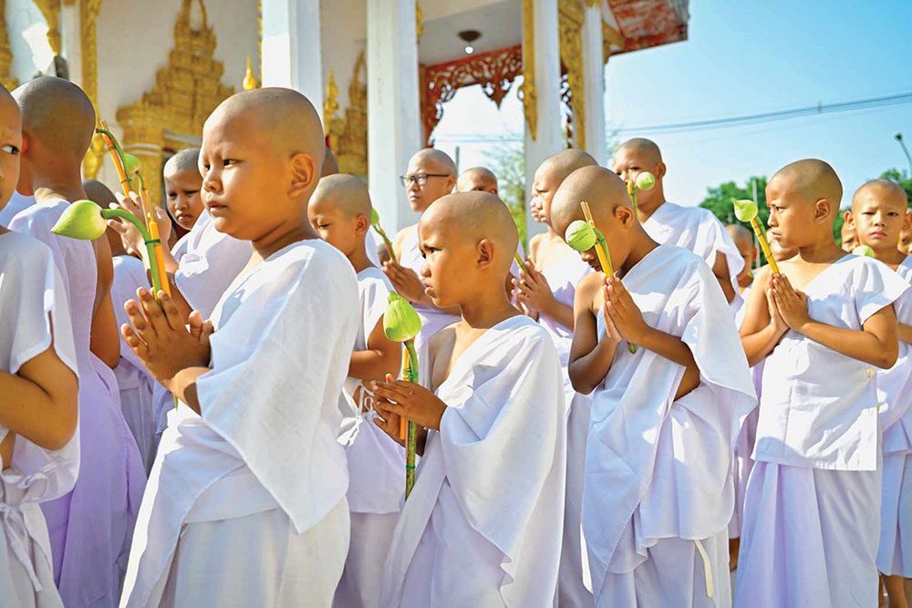 สดจากหน้าพระ - ผ้าไตรพระราชทานวัดลาดเป้ง ‘โครงการล่องนที สู่วิถีธรรม’