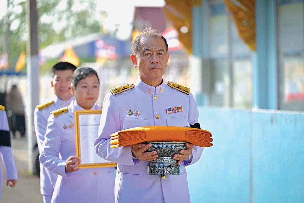 สดจากหน้าพระ - ผ้าไตรพระราชทานวัดลาดเป้ง ‘โครงการล่องนที สู่วิถีธรรม’