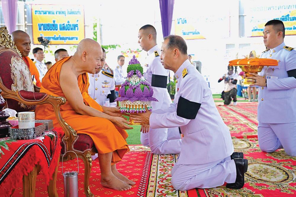 สดจากหน้าพระ - ผ้าไตรพระราชทานวัดลาดเป้ง ‘โครงการล่องนที สู่วิถีธรรม’