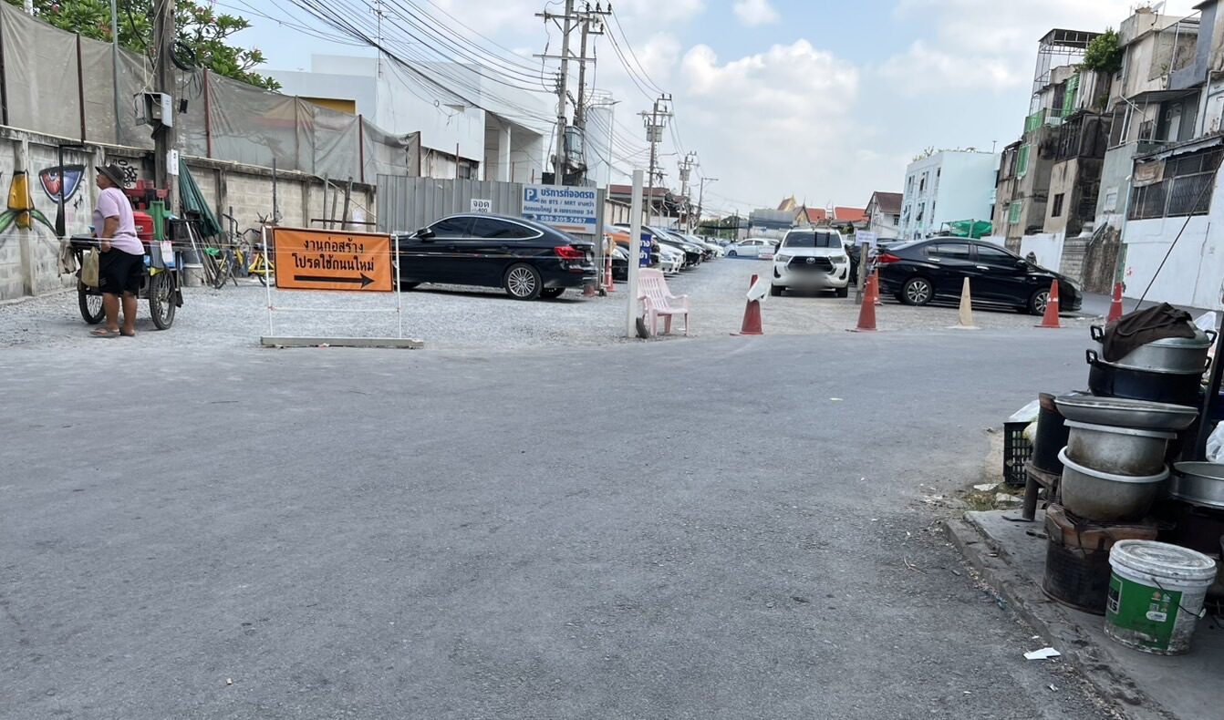 เดือดร้อนหนักมาก ชาวบ้าน ซ.เพชรเกษม34 สุดทนร้องสื่อ ซอยสาธารณะ ถูกเปลี่ยนเป็น ลานจอดรถ