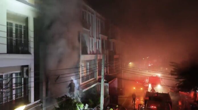 Two die in Bang Na townhouse blaze, cause under investigation | News by Thaiger