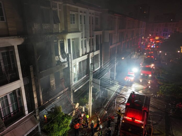 Two die in Bang Na townhouse blaze, cause under investigation | News by Thaiger