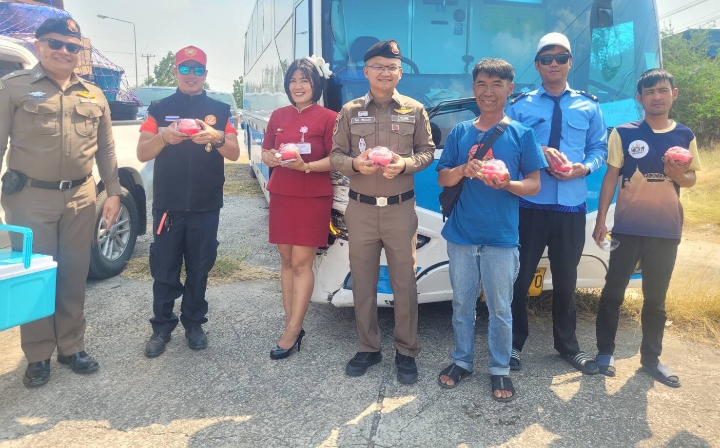 CIB-ตำรวจทางหลวง เปิดท้ายรถสายตรวจ พกน้ำแข็งใสคลายร้อนสงกรานต์ แจกประชาชน