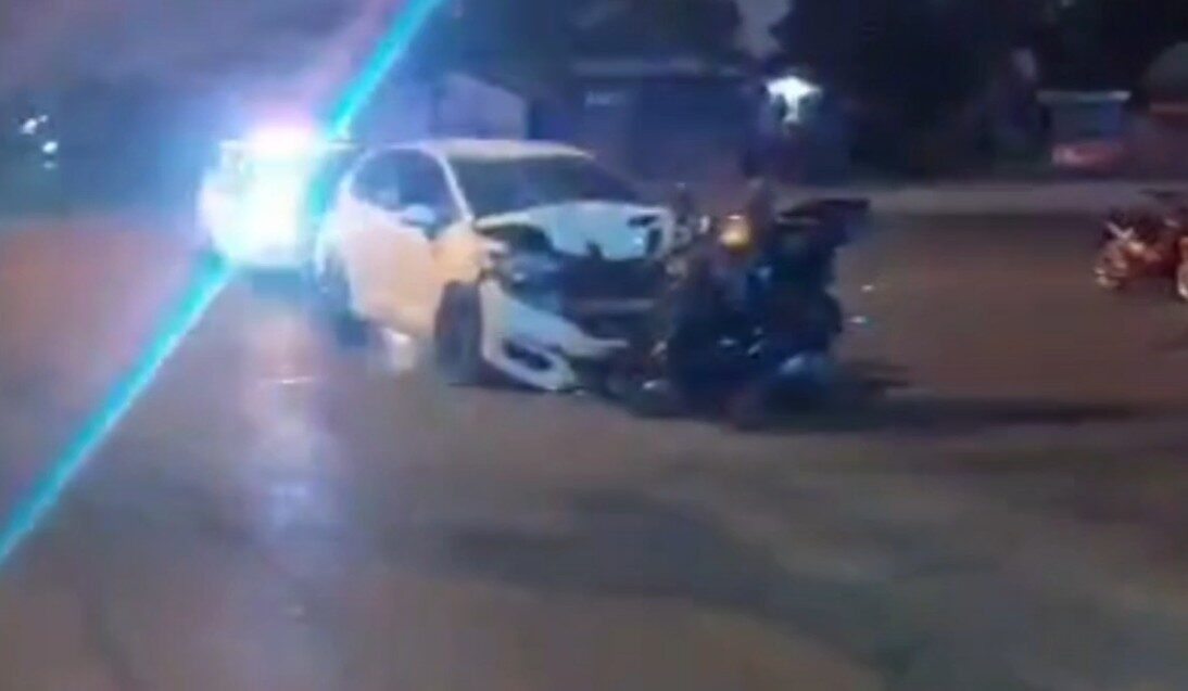 เหยื่อเมาแล้วขับ เก๋งซิ่งสวนเลน พุ่งชนสนั่น จยย. สาววัย 43 เสียชีวิต คนขับเมาหนัก หนีนอนซุกป่าข้างทาง