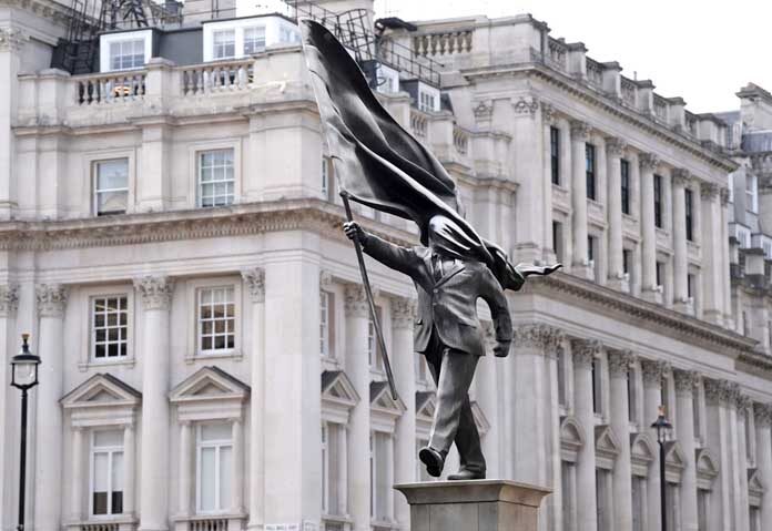 รูปปั้นชายคนหนึ่งถือธงปิดบังใบหน้า พร้อมลายเซ็น "Banksy" ปรากฏขึ้นที่จัตุรัสวอเตอร์ลูในลอนดอน