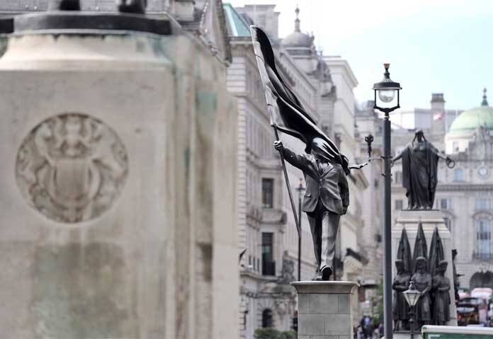 รูปปั้นชายคนหนึ่งถือธงปิดบังใบหน้า พร้อมลายเซ็น "Banksy" ปรากฏขึ้นที่จัตุรัสวอเตอร์ลูในลอนดอน