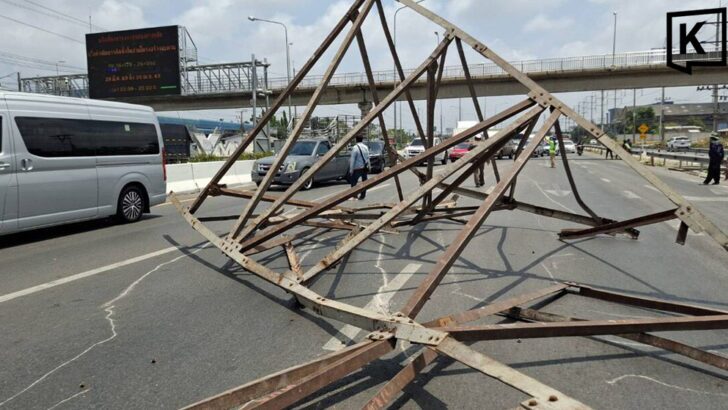 Steel structure falls on Rama II Road, causing traffic chaos