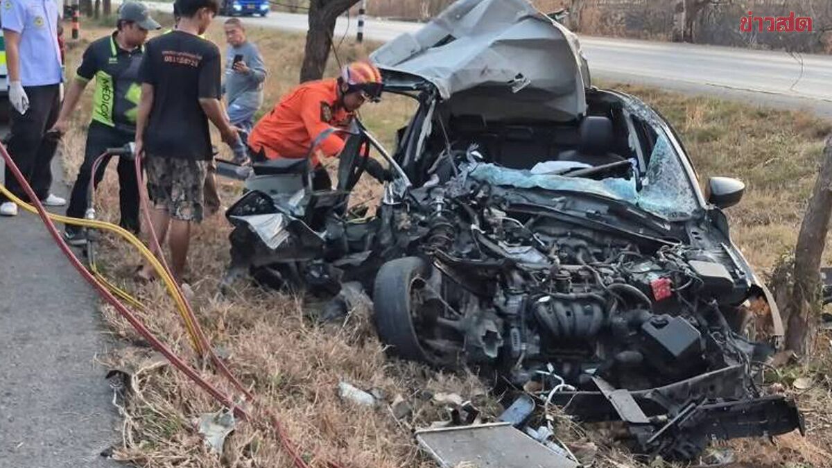 สาววัย27 ขับเก๋งเสียหลัก พุ่งตกถนนเสยต้นไม้ รถพังเละ เสียชีวิตสลด