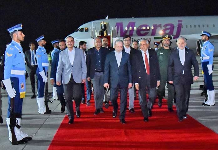 ในภาพที่กระทรวงการต่างประเทศปากีสถานเผยแพร่ รัฐมนตรีว่าการกระทรวงการต่างประเทศอิหร่าน อับบาส อาราคชี (ตรงกลาง) ได้รับการต้อนรับจากรัฐมนตรีว่าการกระทรวงการต่างประเทศปากีสถาน อิสฮัก ดาร์ (คนที่สองจากขวา) และผู้บัญชาการทหารบก จอมพล อาซิม มูนีร์ (คนที่สามจากซ้าย) เมื่อเดินทางถึงฐานทัพอากาศนูร์ ข่าน ในเมืองราวัลปินดี ประเทศปากีสถาน ในวันศุกร์ที่ 24 เมษายน 2569