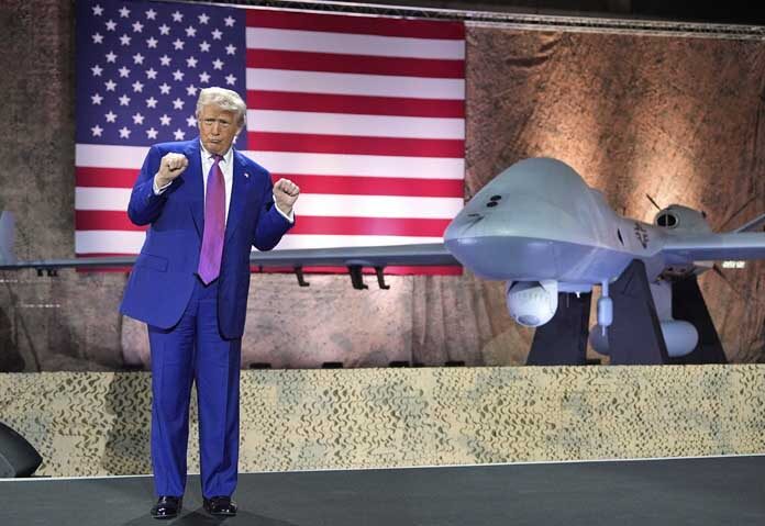 ประธานาธิบดีโดนัลด์ ทรัมป์ โบกมือโดยมีโดรน MQ-9 Reaper เป็นฉากหลัง ณ ฐานทัพอากาศอัล อูเดด ในกรุงโดฮา ประเทศกาตาร์ เมื่อวันพฤหัสบดีที่ 15 พฤษภาคม 2025