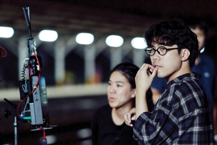 เบื้องหลังมายา