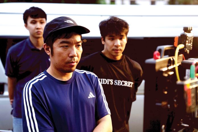 เบื้องหลังมายา