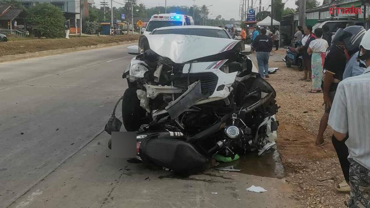 เก๋งพุ่งจยย.เต็มแรง ทะลุเข้าร้านชำ สาวขาขาด ติดหน้ารถ