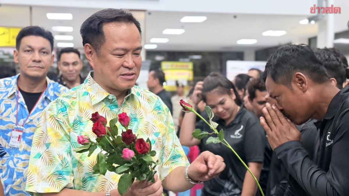อนุทิน สวมเสื้อลายดอก บินไปชุมพร เปิดโครงการส่งเสริมท่องเที่ยว วันไหลบางเบิด