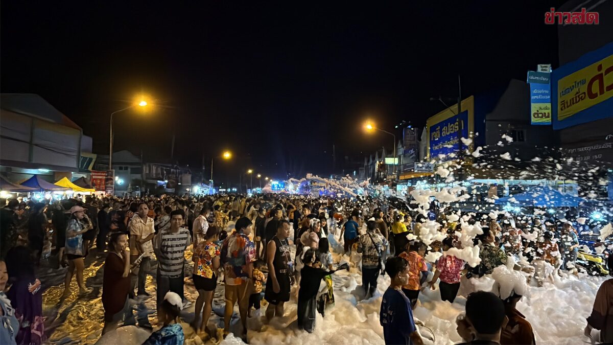 สงกรานต์ อำนาจเจริญ วันสุดท้ายคึกคัก นักท่องเที่ยวครึ่งแสนแห่เล่นน้ำ แน่นถนนผ้าขาวม้า