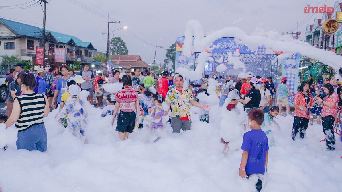 คึกคักสงกรานต์ ถนนผ้าขาวม้า ชาวอำนาจเจริญแห่เล่นน้ำสนุกสนานสืบสานประเพณี