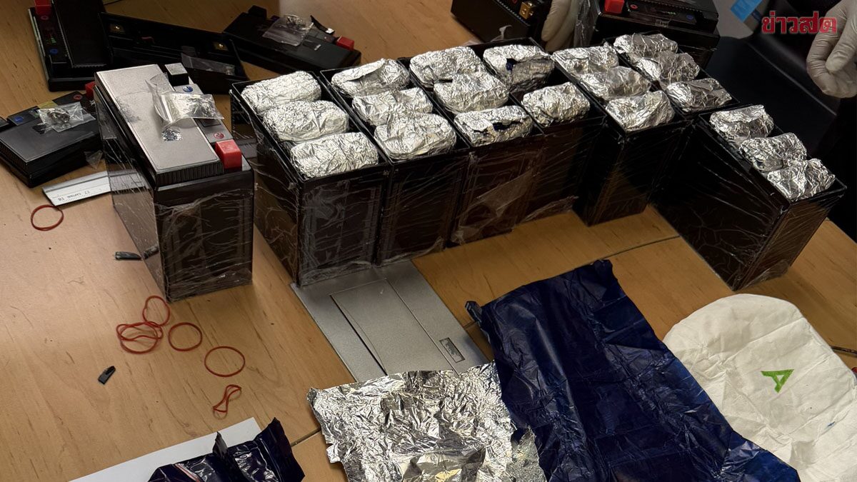 ด่านศุลกากรแม่สาย ตรวจสอบ แบตเตอรี่ 17 ก้อน ยกดูเบาผิดปกติ แกะออกมาดู พบยาบ้าแสนเม็ด