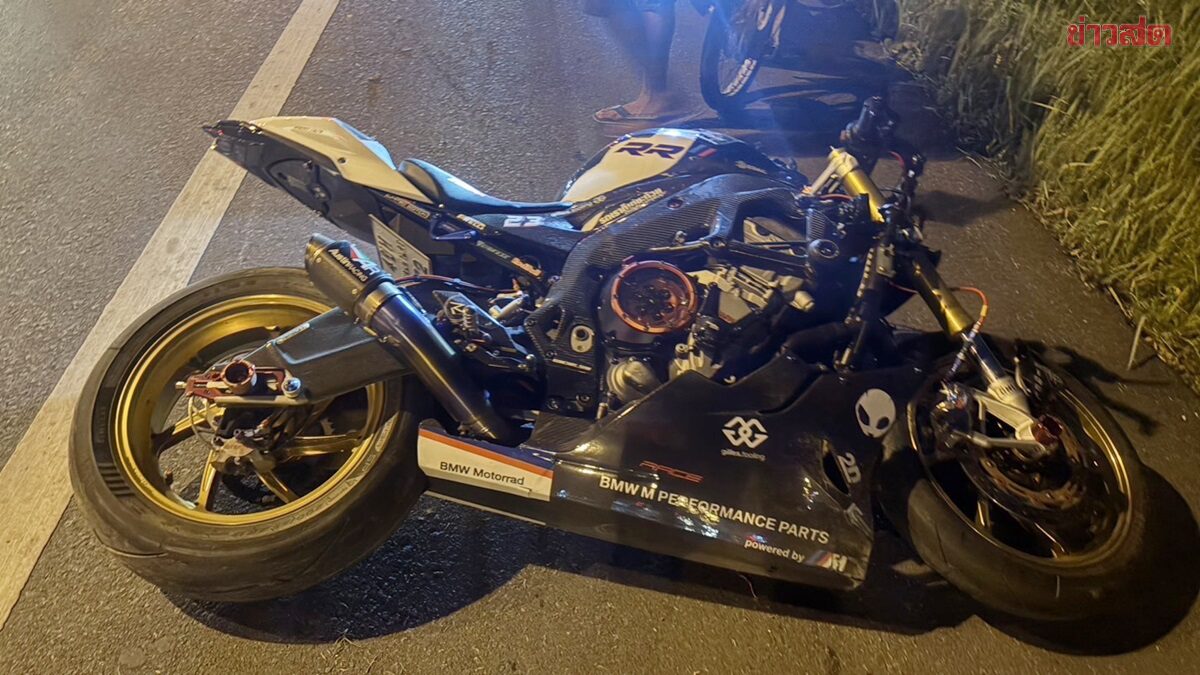 หนุ่มบิดบิ๊กไบก์แพง BMW ตามหลังกลุ่มเพื่อนร่วมทริป ชนชายข้ามถนนกระเด็นเสียชีวิตทั้งคู่