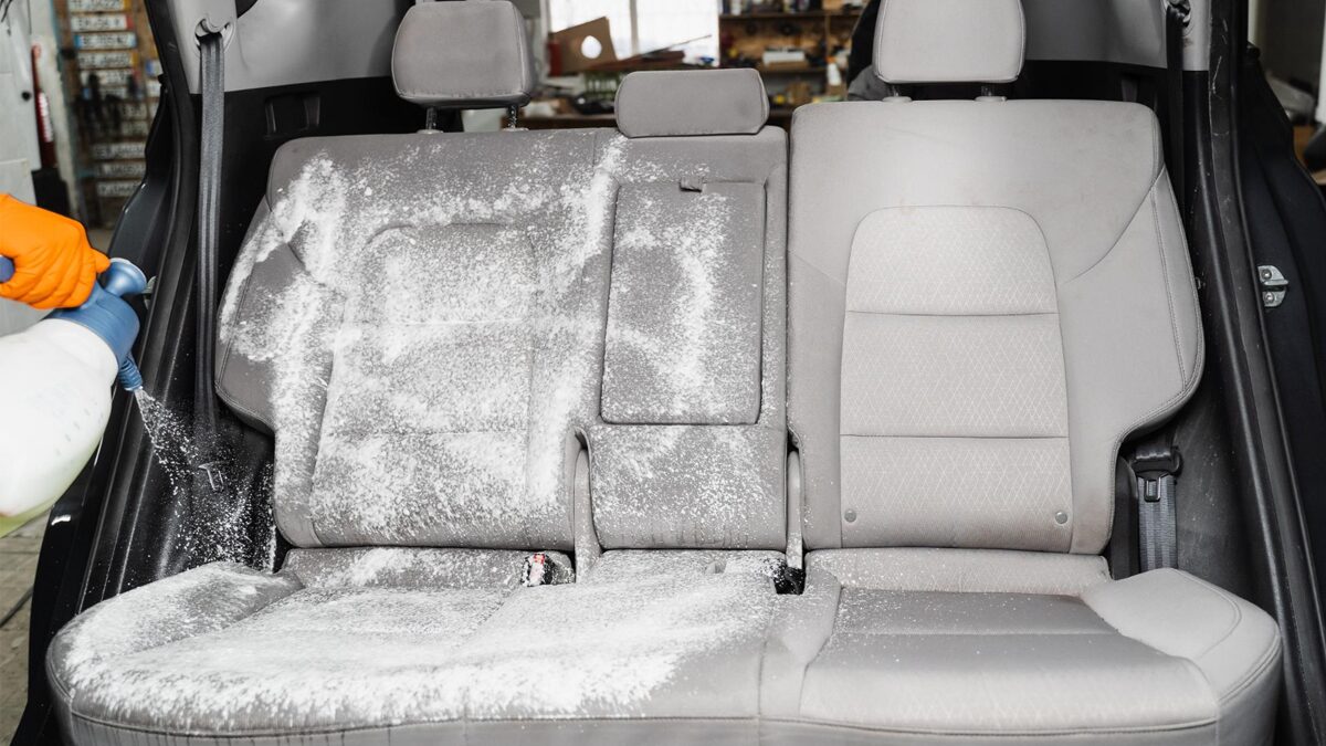 เบาะรถยนต์เปียกน้ำ เสี่ยงอับชื้น! แก้ยังไงไม่ต้องเสียเงินซักเบาะ